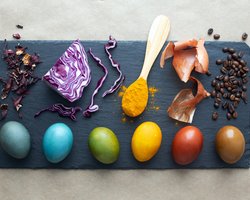 Вино, капуста и зеленый чай: как и чем покрасить яйца на Пасху 2024