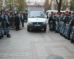 Почти половина украинцев считают, что власть проводит политические репрессии