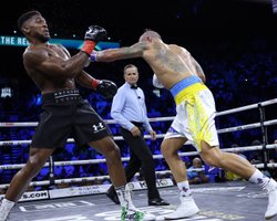 "Козаки своего не отдадут": Зеленский поздравил Усика с победой над Джошуа