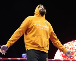 Промоутер Усика обвинил Фьюри в грубом нарушении правил перед реваншем: причина скандала