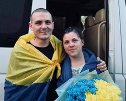 Увиделись в автобусе: мать и сын с "Азовстали" три года находились в российском плену