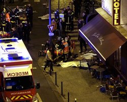 Парижане и туристы массово сдают кровь для раненых в терактах