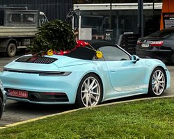 Украинец перевозил рождественскую елку на спортивном кабриолете Porsche (фото)