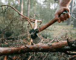 Ударил работника ТЦК топором: в Черкассах мужчина напал на военнослужащих