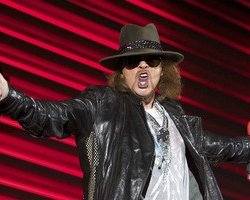 На фронтмена Guns N" Roses подали в суд за выбитый микрофоном зуб