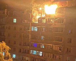 Росіяни атакували Суми дронами: влучили у житлову багатоповерхівку, на місці вирує пожежа (фото)