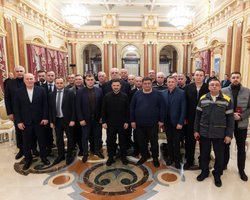 Зеленский отметил 10 энергетиков ДТЭК за возвращение света после обстрелов