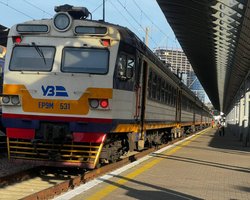 Удари ЗС РФ "Шахедами" по залізницях: в Україні масово затримуються поїзди