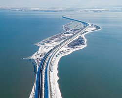 "Достигли потолка": в ВМС рассказали, как россияне пытаются "спасти" Крымский мост (видео)