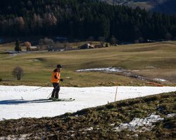 Горнолыжные курорты в Европе превращаются в "призраки": снег там так и не выпал (видео)