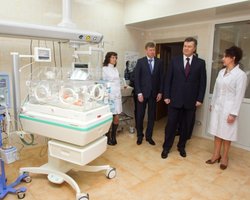 Торжественно открытый Януковичем перинатальный центр уже закрыли