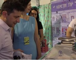Зеленскому подарили книгу "Политика для начинающих"