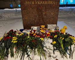 Поліція у Москві затримує людей біля стихійного меморіалу на згадку про загиблих у Дніпрі (фото)