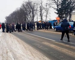 В Черновицкой области люди перекрыли дороги из-за высоких тарифов (фото)