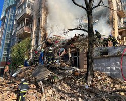 Одна женщина погибла: в Киеве спасатели продолжают расчищать завалы разрушенного дома