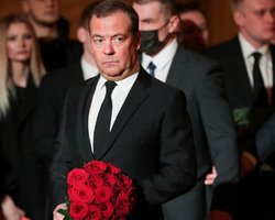 Медведев пофантазировал на тему "референдумов" и пригрозил Западу гиперзвуковыми ракетами