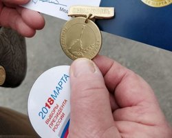 Шторм не пускает в Крым авто с медалями за выборы Путина