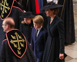 Роскошная Кейт Миддлтон приехала на похороны королевы со старшими детьми (фото)