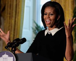 Мишель Обама в эфире ток-шоу отжалась 25 раз и рассказала, что ее муж разбрасывает носки