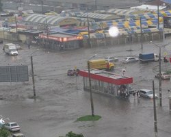 В Харьковской области во время грозы стеной привалило человека