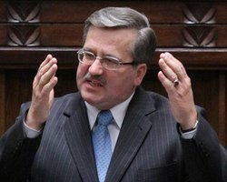 Коморовский лидирует на выборах президента Польши