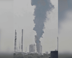 Здійнявся стовп диму: на півдні Башкирії після атаки СОУ палає найбільший НПЗ (відео)