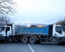 Ескалація у Косово: сербам поставили ультиматум — прибрати барикади з автошляхів (фото)