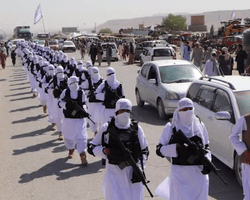 В белой одежде и с криками "Такбир". Талибы провели парад с американским оружием (видео)