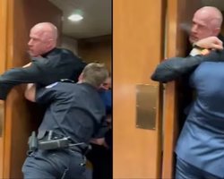 Протестував проти війни: у Сенаті зламали руку ветерану морської піхоти США (відео)