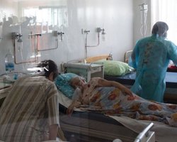 "Лежат в коридорах, в столовой, в кабинетах врачей". Западная Украина не может одолеть COVID-19