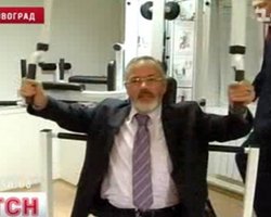 Табачник в Кировограде показал мышцы (видео)