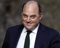 "Справа явно не в цигарці": міністр оборони Великобританії відреагував на вибухи в Криму