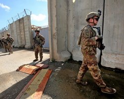 Били ракетами "Катюша": в Ираке атаковали военную базу США, есть раненые (видео)