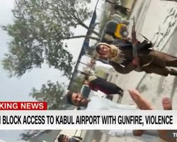 Автоматами и пистолетами: съемочной группе CNN угрожали талибы в Кабуле (видео)