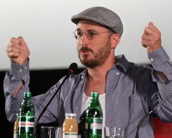 У Желтого камня. Даррен Аронофски устроил в Одессе акцию "каяктивизма"