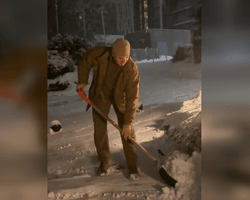 "Тищенко проти зими": в мережі показали, як нардеп прибирає сніг у Києві (відео)
