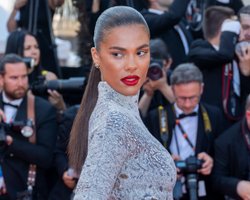 Тина Кунаки впервые вышла на красную дорожку после расставания с Касселем