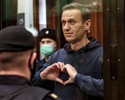 "Пишатимешся мною": дружина Навального попрощалася з померлим опозиціонером (відео)