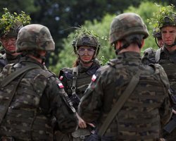 Польские граждане массово приобщаются к военной подготовке на фоне агрессии РФ, — Reuters