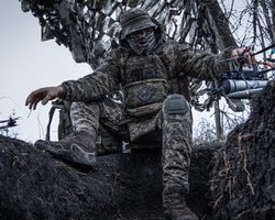 "Мощно дополняют крупные калибры": в ВСУ показали охоту "боевых птичек" (видео)