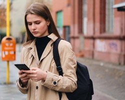 Девушка решила отказаться от смартфонов и перешла на устаревшие телефоны: ее поддержали тысячи людей (видео)