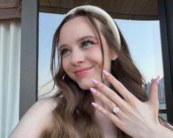 Кольцо-обещание: известная актриса удивила сеть неожиданным подарком от любимого (фото)