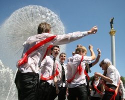 Сюжет дня. Ученики попрощались со школой