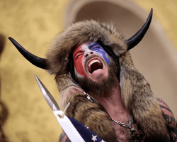 Штурмовавший Капитолий "викинг" готов дать показания на слушаниях по импичменту Трампа