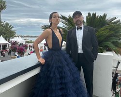 Ирина Шейк появилась на Каннском кинофестивале в платье с глубоким декольте