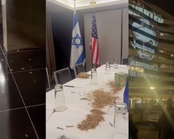 Во время визита Нетаньяху в США протестующие заполнили его отель сверчками и личинками (видео)