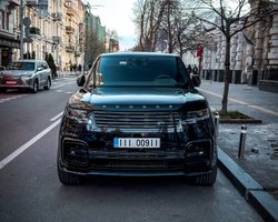 У Києві засвітився рідкісний 700-сильний Range Rover за 23 мільйони на "бляхах" (фото)