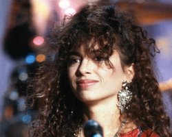 Совсем не узнать: легендарная поп-звезда и актриса 80-х показалась на публике и вызвала шок у поклонников (фото)