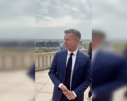 "Читає нову заяву Трампа": Мадяр у короткому відео посміявся з зосередженого Орбана