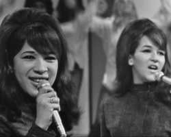 Голос, ставший легендой: умерла последняя из живых участниц культовой группы The Ronettes